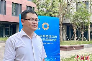 Phó Chính Hạo nói Đinh Vĩ giải thích cho Trương Huy: Nhìn như là một cậu bé ngay thẳng, nhưng rất khó có được sự đồng tình của mọi người